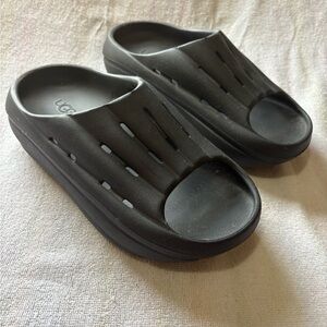 UGG: Black Foamo Sandals